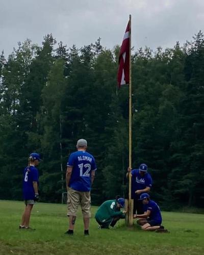 Latvijas karogs uz laukuma